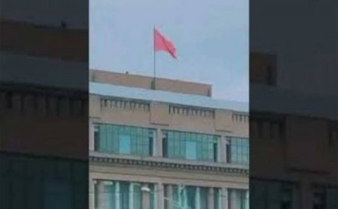 İrəvanda meriya ilə üzbəüz binanın üzərində SSRİ bayrağı qaldırıldı – FOTO