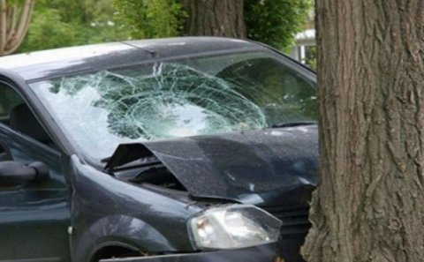 Xaçmazda maşın ağaca çırpıldı - Xəsarət alan var