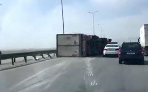 Bakıda TIR aşdı: İranlı sürücünün qolu kəsildi
