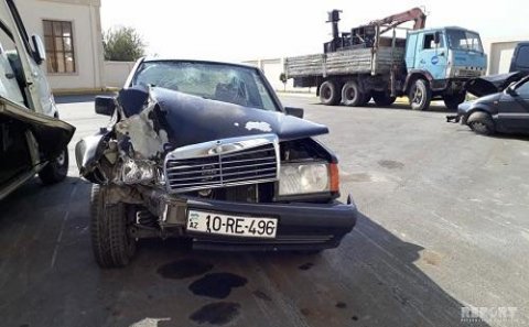 Şəkidə avtomobil ağaca çırpıldı: Ölən var