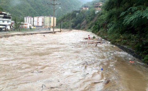 Daşkəsəndə təbii FƏLAKƏT: 4 maşını və 2 avtobusu sel apardı