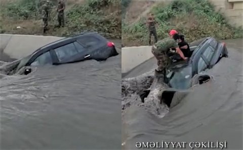 Qubada avtomobil kanala düşdü: Sürücü və sərnişinin xilas edilmə anı - VİDEO