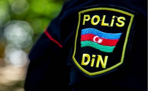 Yevlaxda polisə kəsici alətlə xəsarət yetirildi