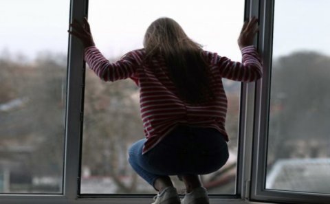 Bakıda DƏHŞƏT: Ana iki övladı ilə birgə özünü binadan atdı