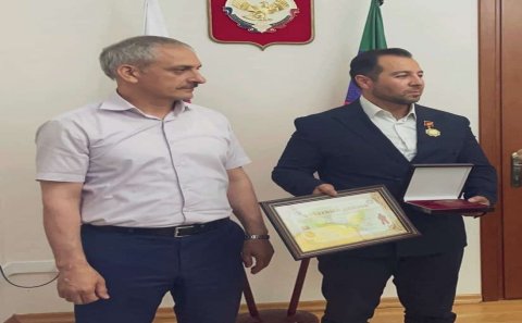 Rusiya Xalqlar Dostluğu Universitetinin dosenti, jurnlalist, politoloq Anar Həsənov “Qızıl Qartal – Dağıstanın şərəfi və fəxri” ordeni ilə mükafatlandırılıb