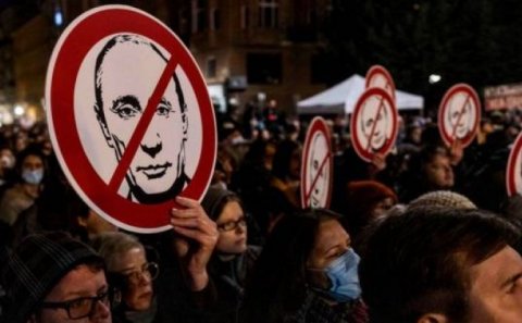 Ruslar İrəvanda Ukraynaya təcavüzün dayandırılmasını, Putinin həbsini tələb edəcək...