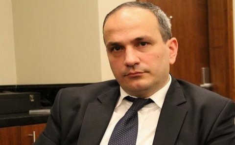 “Ölkədə minlərlə “şaftalı” sözünü düzgün yaza bilən yaltaq var”