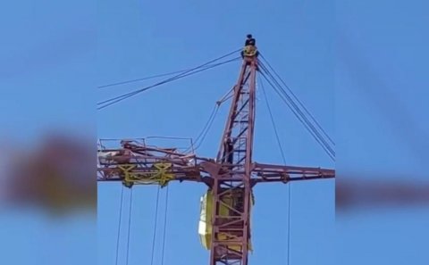 Kranın üzərinə çıxan oğlan özünü 7 saat sonra atıb 