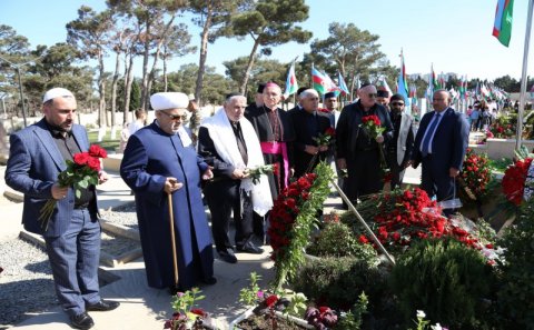 Şeyxülislam Allahşükür Paşazadə Şəhid məzarlarını ziyarət etdi