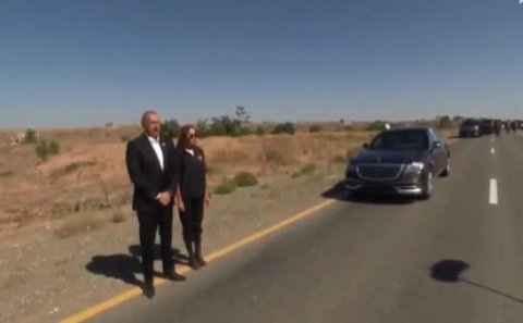 Prezident və xanımı maşını saxlayıb, şəhidləri 1 dəqiqəlik sükutla yad etdilər - Video