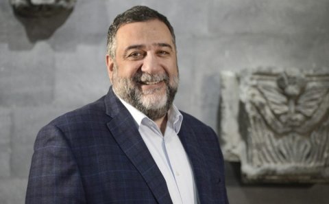 Erməni milyarder Qarabağ ermənilərinin başına gətirilir