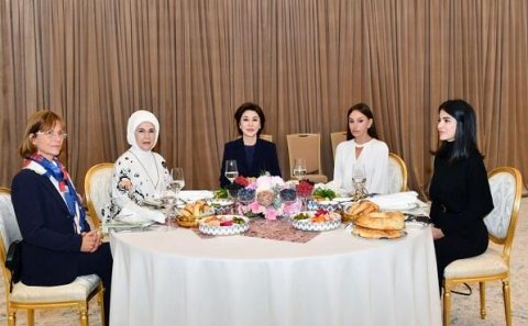 Mehriban Əliyeva Səmərqənddə naharda iştirak etdi