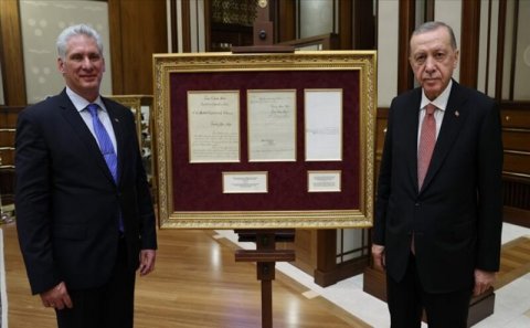 Ərdoğan sultan Əbdülhəmidin məktubunu Kuba Prezidentinə verib