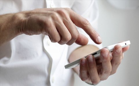 İş yoldaşının telefonuna gizli proqram yazıb görüntülərini lentə alırmış...