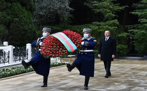 İlham Əliyev Ulu Öndərin məzarını ziyarət etdi
