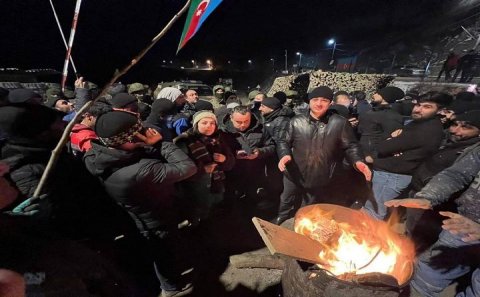 Etirazlar davam edir - Qaranlıqda, tonqal ətrafında... - FOTOLAR