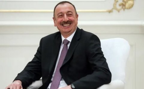 İlham Əliyevə Rusiyada qızıl üzük hədiyyə edildi - Foto
