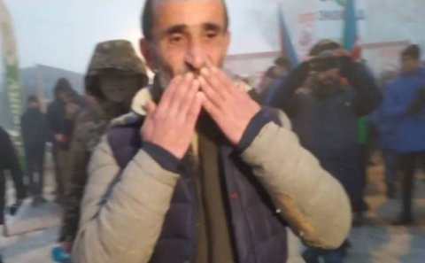 Kömək istəyən erməni sakinə yemək, siqaret verilib, Şuşadan Xankəndiyə yola salınıb