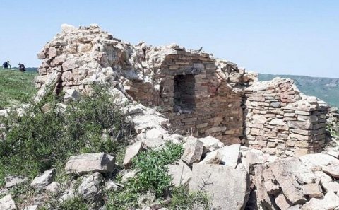 Şahın atasının türbəsi məhv olur - Foto