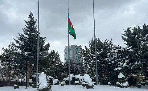 Azərbaycan bayraqları yarıyadək endirildi - Foto