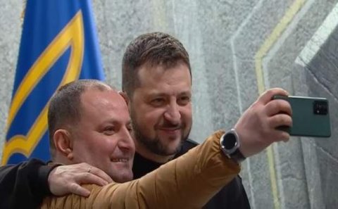 Zelenski azərbaycanlı jurnalistlə selfi etdi