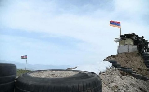 Azərbaycan əsgərləri bayrağa görə erməni əsgərlərini döydü – Əlbəyaxa DAVA
