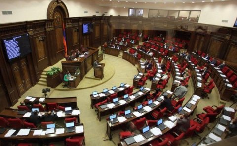 Erməni parlamentində dava: Hərbçilər zala girdi - Video