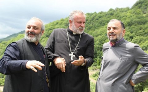 Erməni kilsəsi Azərbaycanda məskunlaşdırılmış hayklara 300 ton yardım yolladı...