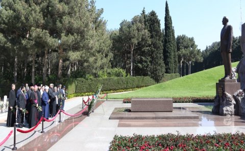 Azərbaycandakı dini konfessiyaların rəhbərləri akademik Zərifə xanım Əliyevanın məzarını ziyarət ediblər