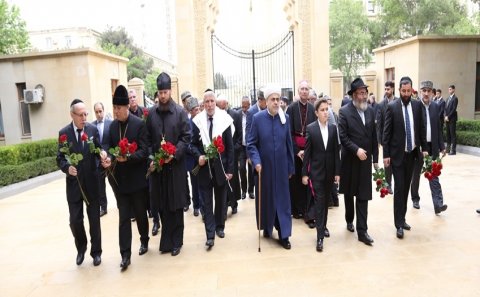 Azərbaycanda fəaliyyət göstərən dini konfessiyaların rəhbərləri Heydər Əliyevin məzarını ziyarət ediblər