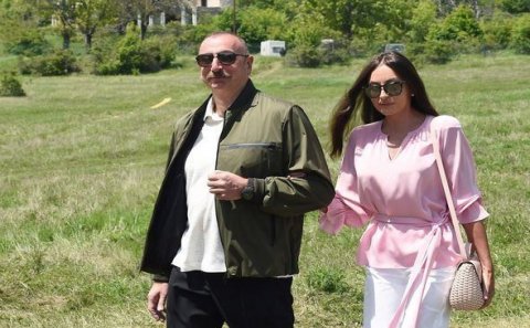 Prezident və xanımı sərgidə...
