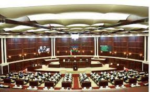 Deputatlar Bakıda LGBT bayrağının ucaldılmasından danışdı: “Dərhal reaksiya verilməlidir” - FOTO