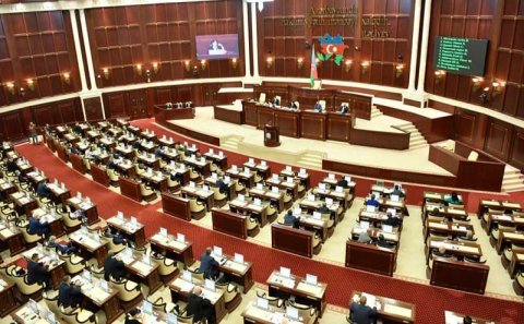 Oqtay Əsədovun keçmiş köməkçisinə Milli Məclisdə yeni vəzifə verildi (FOTO)