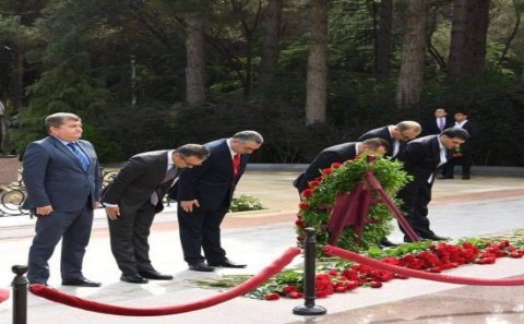 Rüfət Quliyev: “Erkin Qədirli də ulu öndərin məzarı önündə baş əydi, sadəcə, bir az tez qalxdı, aramızda iki-üç saniyə fərq oldu”