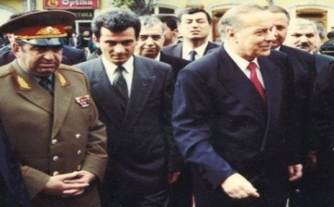 Surət öldü: hərəkatçılar, gedin, Əliyevə rəhmət oxuyun!