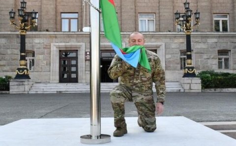 Əliyev Xankəndidə Azərbaycan bayrağını ucaltdı - TASS