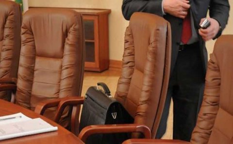 Yüksəkvəzifəli azərbaycanlı məmurların 350 min dolları oğurlandı