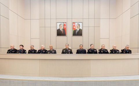 Vilayət Eyvazov rəisləri topladı