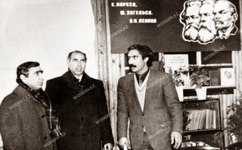 Bir şəklin tarixçəsi: Fəzail Ağamalı Ramiz Mehdiyevə məruzə edir