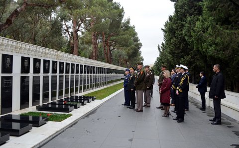Amerikalı general Şəhidlər xiyabanında - Fotolar