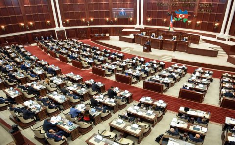 Deputatlar Prezident və birinci xanımı TƏBRİK ETDİ