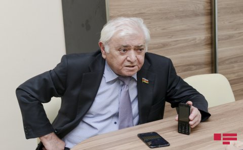 “Orada-burada forslanırlar ki, Yazıçılar Birliyinin üzvüyəm”